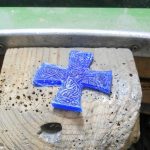 Modello di croce rigata appena tagliato