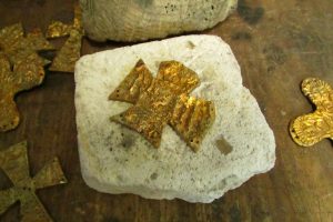 Croce bulinata in bronzo