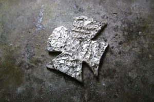 Croce bulinata in argento