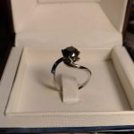 Solitario oro bianco e diamante nero