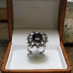 Anello oro bianco, zaffiri e diamanti