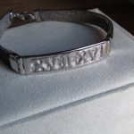 Bracciale in oro bianco con numeri romani in rilievo